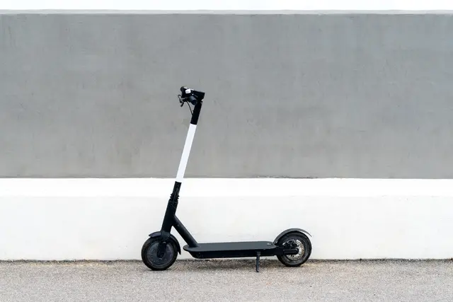 Polizei kontrolliert Versicherungskennzeichen an Rollern und E-Scootern: Mehrere Verstöße festgestellt (Symbolbild) | Foto: stock.adobe.com/photo-lime