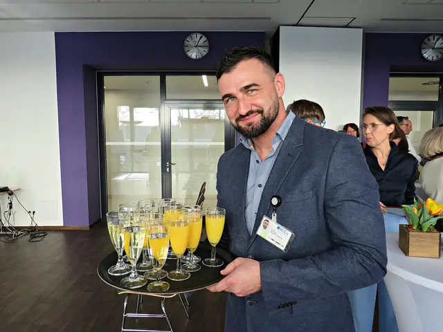 Pflegedienstleiter Zoran Gazibaric heute bei der Sektverteilung | Foto: Brigitte Melder