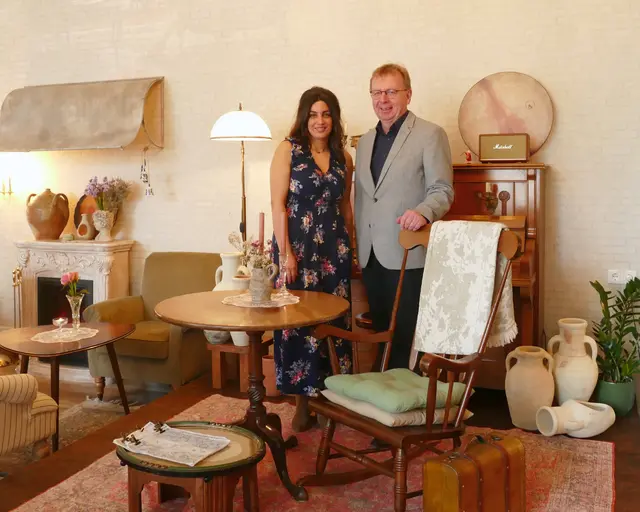 Ein Ort mit persönlicher Handschrift: Bürgermeister Matthias Baaß und Ceylan Bayran im liebevoll gestalteten Gastraum des Café Aren. | Foto: Stadt Viernheim