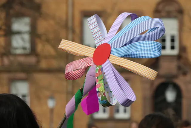 Sommertagszug mit Winterverbrennung in Germersheim - mit bunten, selbst gebastelten Stecken wird der Frühling begrüßt | Foto: Heike Schwitalla