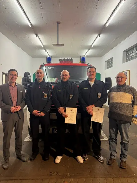 Bürgermeister Christian Burkhart, der stellvertretende Wehrleiter Andre Schuster, der stellvertretende Wehrführer Pascal Wiehn, Wehrführer Dominik Pfundstein und Ortsbürgermeister Rudolf Klotz (v.l.n.r.) | Foto: vgv