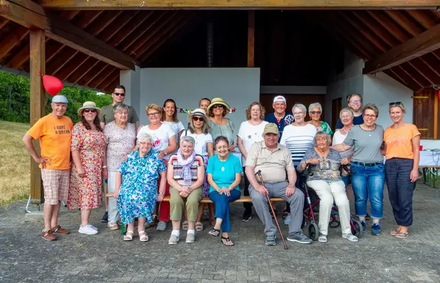 Die Freiwilligen der Initiative „Zeit zu verschenken“ sind wahre Engel. Die besuchten Senioren zeigen sich überaus dankbar dafür. | Foto: Simone Keller/gratis