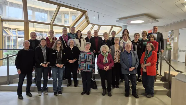 Die bei der Ehrung anwesenden Dozentinnen und Dozenten sowie Landrat Hans-Ulrich Ihlenfeld und Dirk Michel, Leiter der Kreisvolkshochschule.  | Foto: Kreisverwaltung 