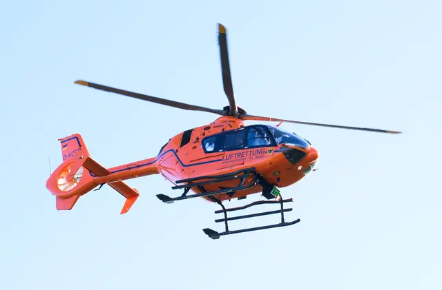 Auch ein Rettungshubschrauber war im Einsatz. Der Autofahrer konnte aber nicht mehr gerettet werden. (Symbolbild) | Foto: dpa