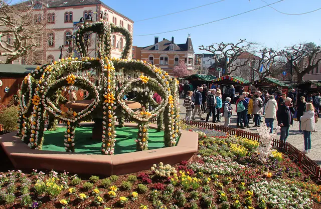 Die Osterkrone auf dem St. Wendeler Ostermarkt ist immer eine Reise wert | Foto: Kreisstadt St. Wendel / Josef Bonenberger