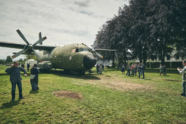 Ehemalige Besatzungsmitglieder führen die Interessierten durch das 
imposante Transportflugzeug und berichten aus erster Hand von ihren 
Einsätzen | Foto: TMSNHSP