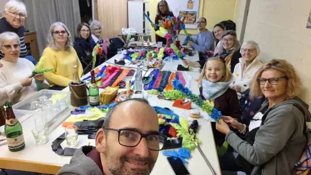 Die "Steckenwickler": In geselliger Rund wird geschnitten und geklebt, bis die knapp 500 Sommertagsstecken für den Verkauf bereit stehen | Foto: Klemens Brack