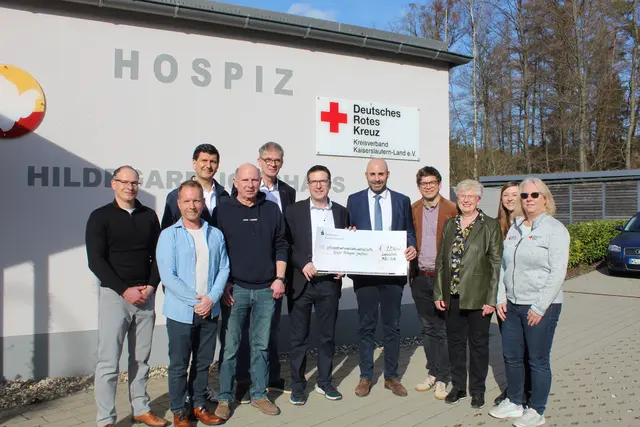 Spendenübergabe vor dem Hospiz Hildegard Jonghaus: Gerhard Malinowski, Oliver Quartier, Daniel Schäffner, Hans-Jürgen Schohl, Boris Bohr, Marcus Klein, Mattia De Fazio, Christopher Bretscher, Vera Lang, Melanie Schmitt und Martina Lauer. | Foto: Foto: Eckhard Richter/eri