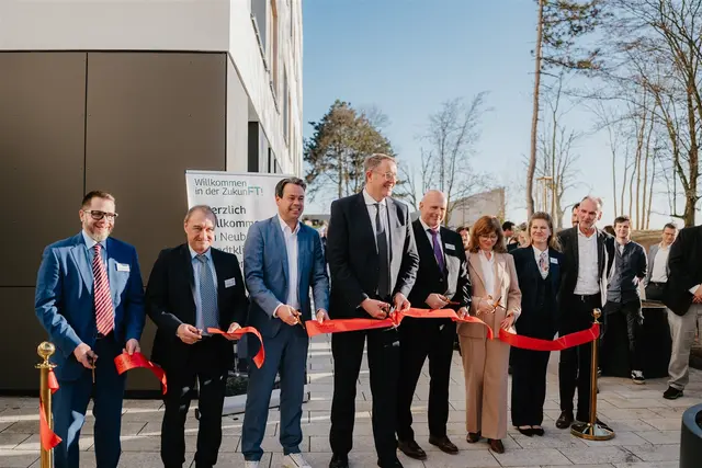 Eröffnung mit dem Ministerpräsidenten Alexander Schweitzer (4.von links) | Foto: Pressestelle Frankenthal/Wohlgemuth