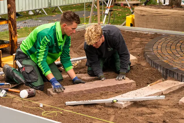 Wenn nach der Schule ein Beruf mit sichtbaren Ergebnissen gesucht wird, zeigt sich im GaLaBau schnell, wie wichtig handwerkliches Geschick und Teamarbeit im Alltag sind. | Foto: AuGaLa/Reidel