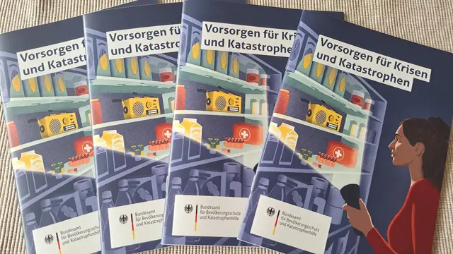 Die neue und aktuelle Ausgabe der Broschüre bietet hilfreiche Informationen und Tipps, wie sich die Bevölkerung vor Katastrophen schützen kann | Foto: Monika Klein