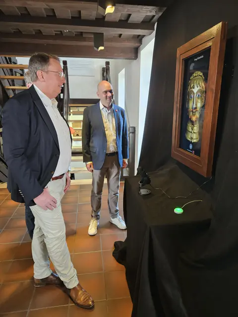 Bei der Präsentation gab sich Friedrich im Gespräch mit seinem Schöpfer Christoph Dammann sehr redselig. Im Hintergrund Bürgermeister Manfred Schulz  | Foto: Stadt Kaiserslautern/gratis