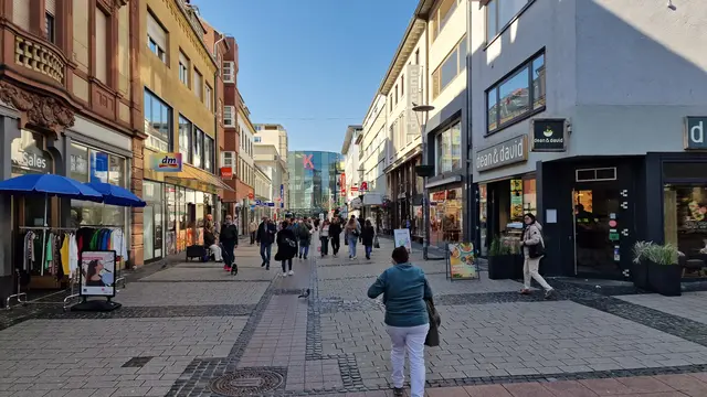 Am Dienstagmittag hat die Polizei in der Fackelstraße in Kaiserslautern eine 17-jährige Tatverdächtige nach einem mutmaßlichen Ladendiebstahl gestellt | Foto: Ralf Vester 