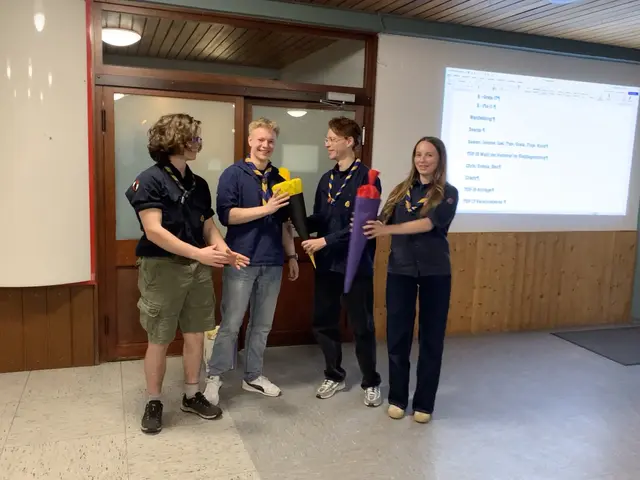 Die neuen Mitglieder in der Stammesführung, Chris Fieker und Erik Brandau erhalten eine Schultüte zum Start von Trevell Raiser und Leni Anton (v.l.n.r.) | Foto: Peter Krietemeyer