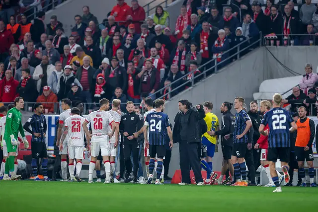 Spielunterbrechung in Essen nach der Bölleraktion aus dem Mannheimer Block - Die Spieler verlassen das Spielfeld. | Foto: Koch/PIX-Sportfotos