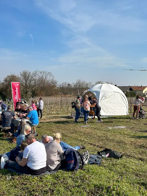 Die Weine werden an diesem Sonntag an den verschiedenen Weinstationen zu Festpreisen angeboten.  | Foto: Stadt Bad Dürkheim