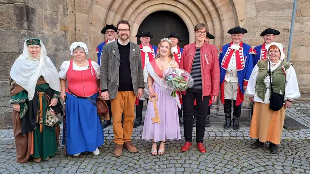 Zum Ende des Festes kehren die Menschen bei einem fröhlichen Zug vom Wald auf den Kirchplatz, um dort dem Forstamt für die Bereitstellung des 
Festplatzes zu danken | Foto: Touristinfo/gratis