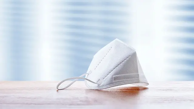 Beim Ausräumen von Garage oder Schuppen kann Mäusekot im Staub stecken. Mit Lüften, feuchtem Wischen und Maske lässt sich das Risiko beim Frühjahrsputz deutlich reduzieren. | Foto: janvier/stock.adobe.com