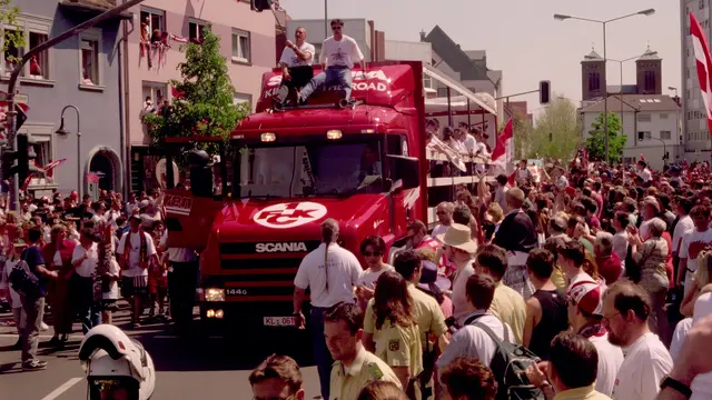 Bei der Zeitreise durch Kaiserslautern wird auch Filmmaterial von der Meisterfeier 1998 des 1. FCK gezeigt | Foto: Copyright 2025 - KC Filmeffects - Karl-Heinz Christmann/gratis