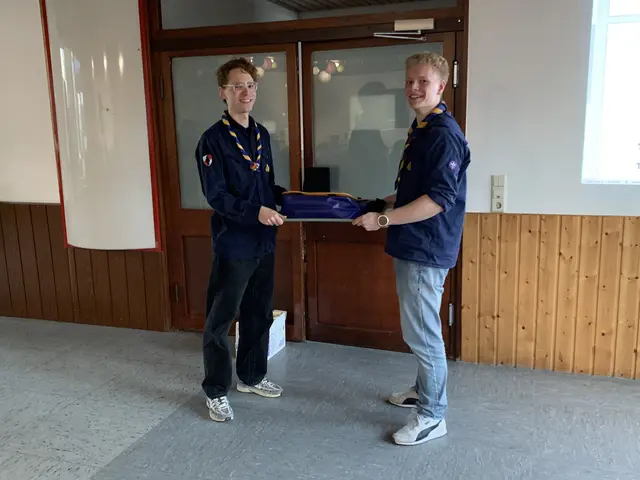 Der neue Stammesführer Erik Brandau (rechts) verabschiedet seinen Vorgänger Trevell Raiser mit einem Präsent | Foto: Peter Krietemeyer