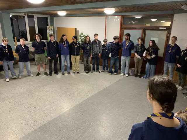 Die Pfadfinder*innen beim Abschlusskreis | Foto: Peter Krietemeyer