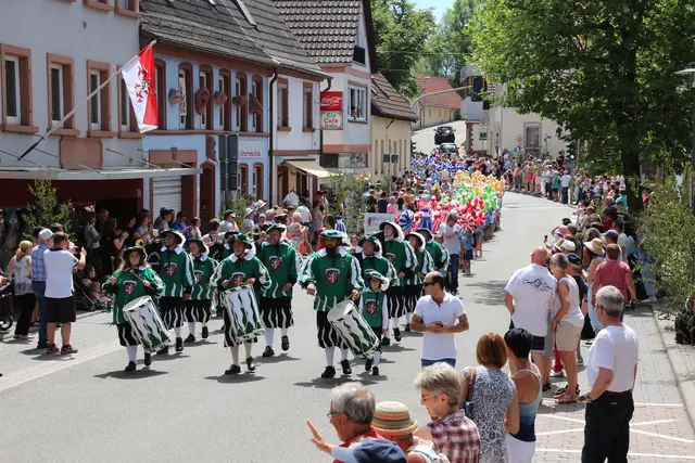 Der historische Festzug mit mehr als 1000 Mitwirkenden gilt als Höhepunkt des Frühlingsfestes in Otterberg  | Foto: Touristinfo/gratis
