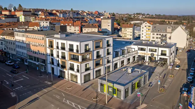 Das Gebäude auf dem ehemaligen Kaufhallen-Areal in der Pirmasenser Innenstadt wurde im Herbst eröffnet und trägt inzwischen den Namen „Höfle Eck“. Nun steht die Immobilie zum Verkauf. | Foto: Erik Stegner
