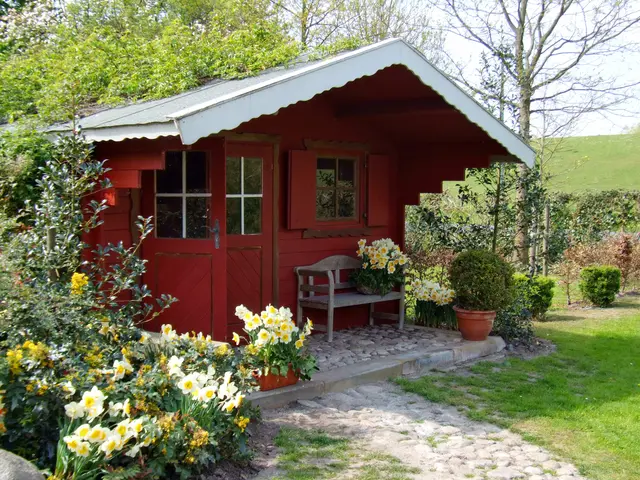Beim Start in die Gartensaison lohnt ein schneller Rundgang: Wege, Beete und Rasen zeigen nach dem Winter oft kleine Baustellen, die sich jetzt mit wenig Aufwand beheben lassen. | Foto: BGL