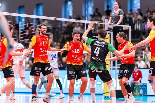 Gegen Warnemünde will die Mannschaft um Jonathan Downs (Nr. 17) und Alexander Benz (Nr. 16) vor heimischer Kulisse punkten und die Fans begeistern | Foto: Jasmina Frauendorf