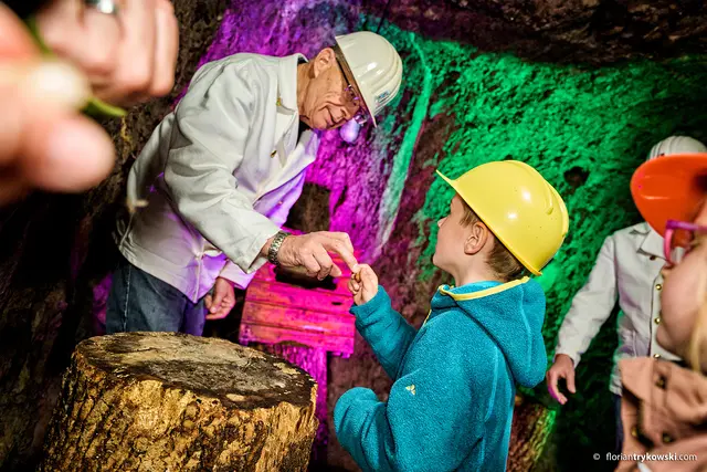 Sowohl auf kleine als auch für große Gäste warten spannende Erlebnisse untertage. Und dazu gibt es einzigartige Einblicke in die Welt der Mineralien. | Foto: Donnersberg-Touristik-Verband/Florian Trykowski/gratis