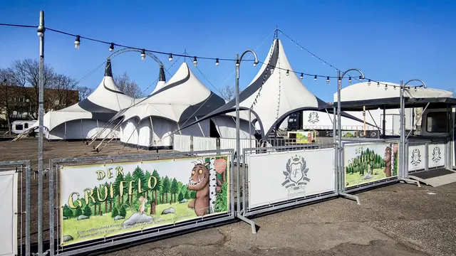 Rätsel auf dem Meßplatz: Der auffällige weiße Theaterpalast sorgt derzeit in Pirmasens für neugierige Blicke. In der Anlage gastiert ein Figurentheater mit dem Kinderbuchklassiker „Der Grüffelo“. | Foto: Erik Stegner
