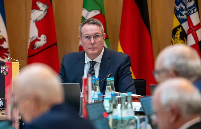 Dem Thema Sicherheit müsse bei der Finanzierung des ÖPNV viel Raum eingeräumt werden, sagte Ministerpräsident Schweitzer.  | Foto: dpa