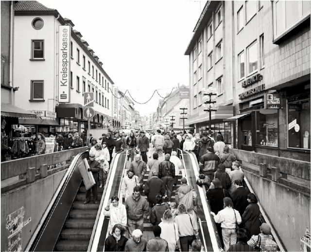 Vom Karstadt mit der Rolltreppe hoch in die Fackelstraße | Foto: Hermann Ebling/gratis