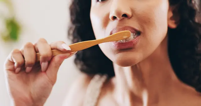 Mundpflege ist im Alltag mehr als Zähneputzen. Eine stabile Mundflora kann helfen, Karies und Zahnfleischentzündungen vorzubeugen. | Foto: Dentinox Gesellschaft für pharmazeutische Präparate Lenk & Schuppan KG, Foto: peopleimages12/123RF