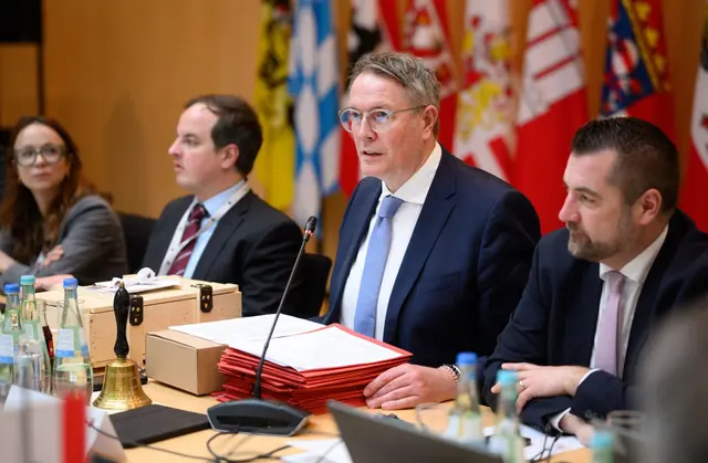 Regierungschefinnen und Regierungschefs ringen mit dem Bund um mehr Unterstützung für die Länder.  | Foto: dpa