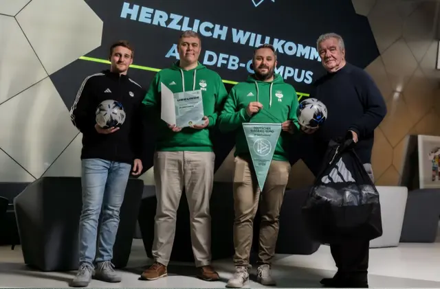 DFB Vizepräsident Peter Frymuth (rechts) beglückwünscht die beiden Vertreter des SV  Lemberg Marc-Kevin Schaf  und Fabian Roesinger  in Anwesenheit des Club Beraters Manuel Gaa (links) vom Südwestdeutschen Fußballverband
 | Foto: SV Lemberg