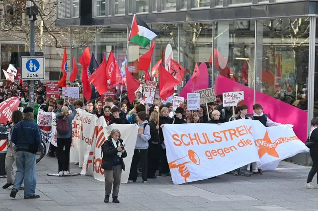 Die Demonstrierenden beginnen ihren Demonstrationszug durch Stuttgart. | Foto: dpa
