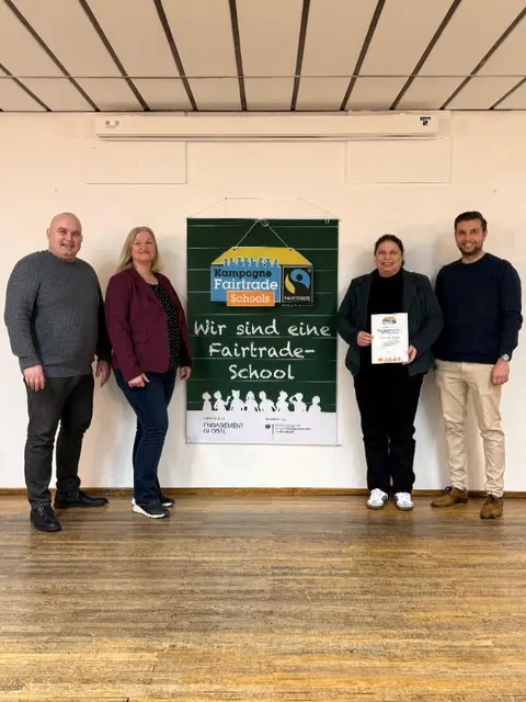 (v. l. n. r.) Hans-Jörg Opp (Schulleiter), Yvonne Kühn (Team Fairtrade), Tina Kleist (Team Fairtrade) und Moritz Aulenbacher (Team Grenzenlos) | Foto:  BBZ Homburg (Thorsten Maul)