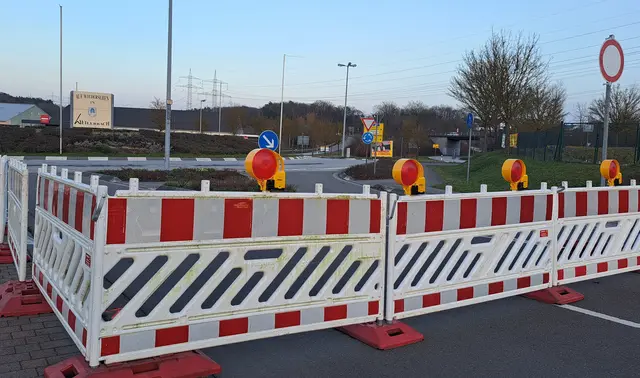 Alle Zufahrten in den Verkehrskreisel Weilerbach sind mit rot-weißen Baken gesperrt | Foto: Monika Klein