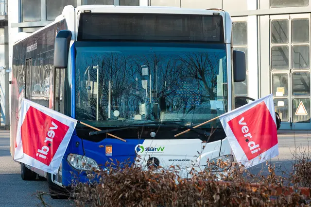 Viele Busse stehen im Saarland wegen eines Warnstreiks den dritten Tag in Folge still. | Foto: dpa