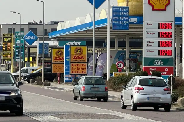 Wegen günstigerer Preise fahren viele Deutsche zum Tanken nach Luxemburg. | Foto: dpa