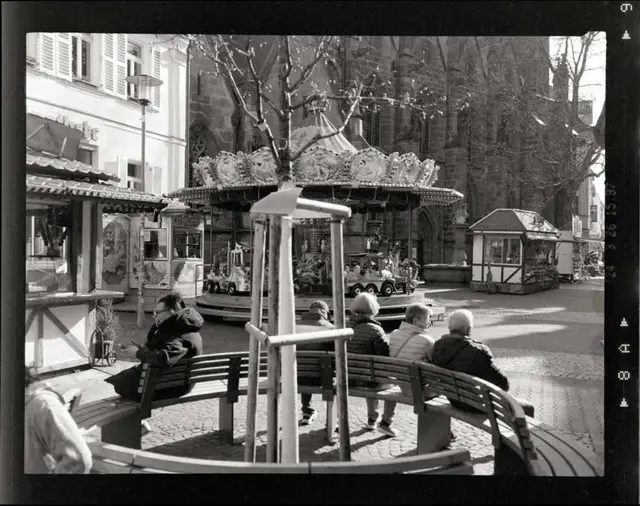 Der große Schattenspender vor der inzwischen auch geschlossenen Adler Apotheke wurde inzwischen durch ein eher kümmerliches Bäumchen ersetzt | Foto: Jörg Heieck/gratis