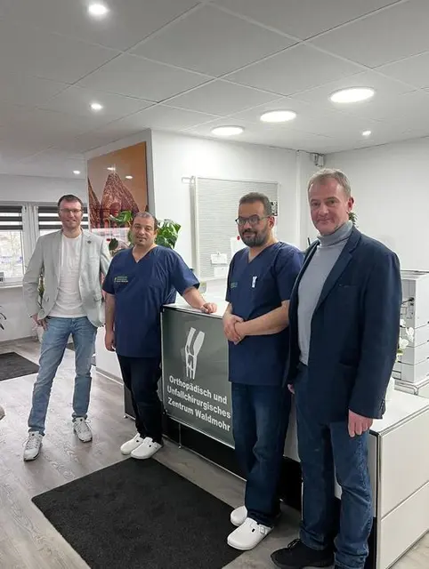 Antrittsbesuch von Landrat Johannes Huber (links) und Verbandsbürgermeister Christoph Lothschütz (rechts) bei Issam Alrjoub (2 v. links) und Mohamed Amer  | Foto: Zentrum für Orthopädie und Unfallchirurgie Waldmohr