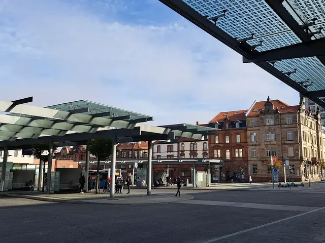 Am Donnerstagabend ist es in Kaiserslautern auf dem Guimarães-Platz zu einem heftigen Streit gekommen, der einen größeren Polizeieinsatz auslöste | Foto: Monika Klein