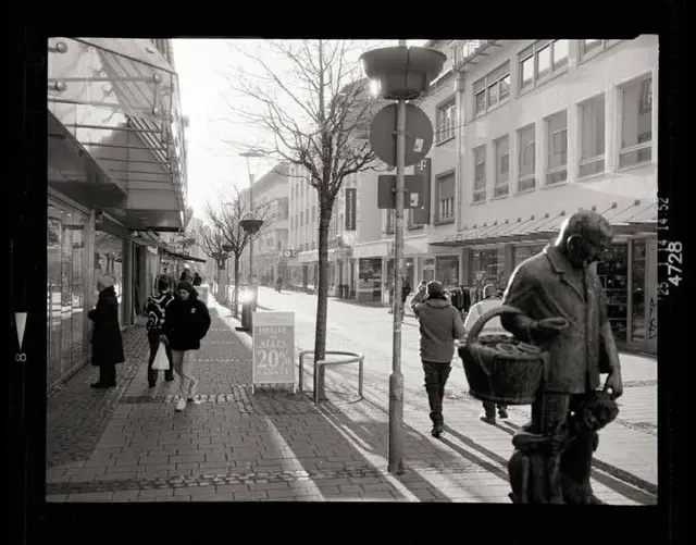 Die Marktstraße heute mit der Statue vom Brezel Adam | Foto: Jörg Heieck/gratis