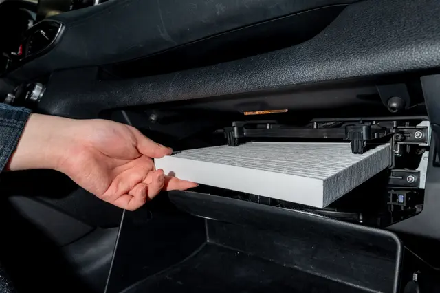 Bei Heuschnupfen oder Abgasen im Stau kann ein guter Innenraumfilter die Luft im Auto spürbar verbessern. Entscheidend sind Filtertyp und Wechselintervall. | Foto: JYPIX/stock.adobe.com