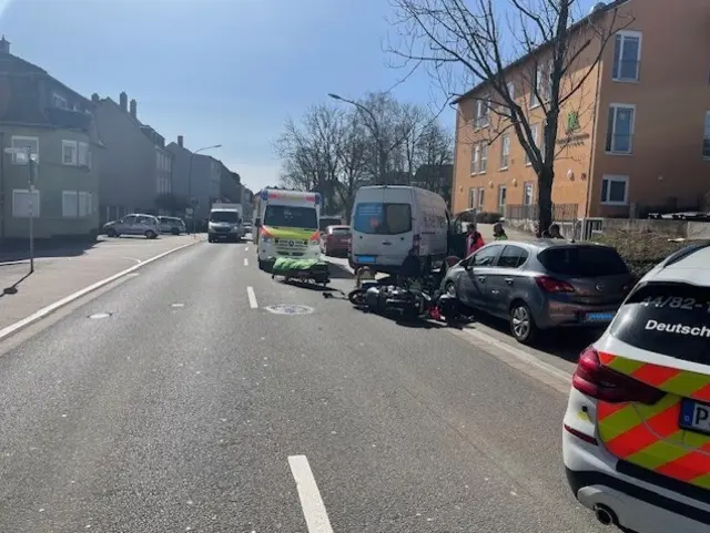 Am Donnerstag kam es in Pirmasens zu einem schweren Verkehrsunfall, bei dem ein Rollerfahrer lebensgefährlich verletzt wurde | Foto: Polizeidirektion Pirmasens