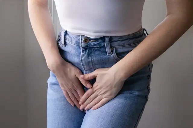 Richtige Anwendung rezeptfreier Mittel für die weibliche Intimgesundheit bei Pilz, Vaginose-Anzeichen und Scheidentrockenheit. | Foto: BPI Bundesverband der Pharmazeutischen Industrie, Foto: alina_stor