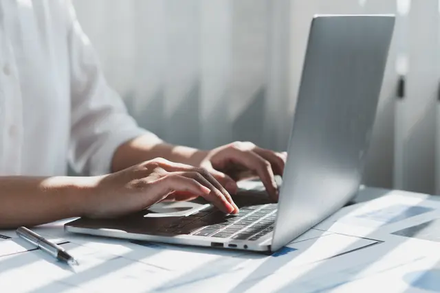 Illegale Inhalte lassen sich auf vielen Plattformen melden, aber die Wege dorthin sind oft unnötig kompliziert. Eine Untersuchung der Verbraucherzentrale zeigt typische Hürden und warum das besonders für Minderjährige ein Problem ist. | Foto: PaeGAG/stock.adobe.com