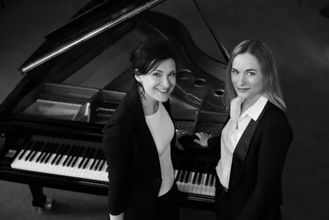 Anna Anstett und Sandra Urba am Klavier, begleitet von einer Lesung mit Burkhard Egdorf, verbinden klassische Musik mit literarischen Einblicken bei der Soirée im Stadtmuseum | Foto: Tobias Bastian/gratis